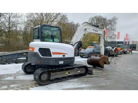 Zeer mooie Bobcat E80 met CW10 en 3 bakken