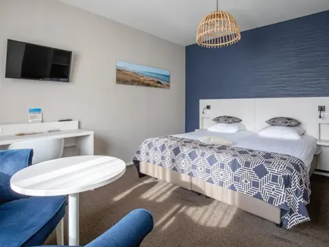 Ruime hotelkamer op 10 minuten lopen van het strand
