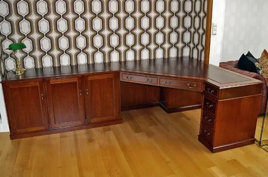 Engels op maat gemaakt hoekbureau