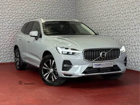 Volvo XC60 ✅NIEUWE AUTO✅ VAPOUR GREY 2.0 T6 350 PK PHEV LEER AWD PLUS BRIGHT LONG RANGE PANO PERF.AU