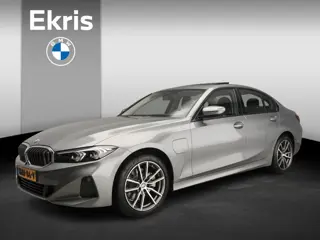 BMW 3 Serie Sedan 330e | LED | HUD | Schuifdak | Stoelverwarming | Surround view | DAB | Alu 18 inch