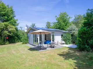 Vrijstaande bungalow op kleinschalig familiepark bij Oosterend
