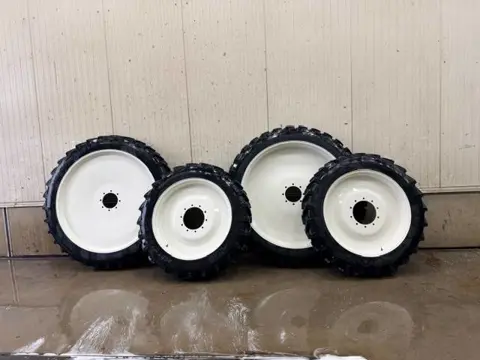 BKT 270/95 R54 + 270/95 R38 op velg Valtra (bj 2025)