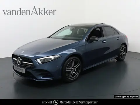 Mercedes-Benz A-Klasse 250e AMG // Panoramadak // Memory // Trekhaak // Keyless // Carplay // Sfeerv