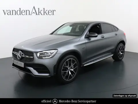 Mercedes-Benz GLC 300e Coupé AMG 4Matic // Burmester / Magno Grijs // 20 inch // Treeplanken // Nigh