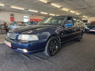 Volvo V70 2.5 Luxury-Line. Netjes onderhouden, cruise control, airco, trekhaak en meer!