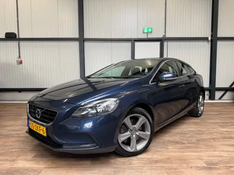 VOLVO V40 1.6 T3 Momentum / LEDER / NAVI / CAMERA / 