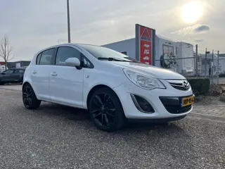 Opel Corsa 1.4-16V | Airco | Zwart dak | Elek. ramen voor | LM velgen 17" | Elek. verstelbare spiege
