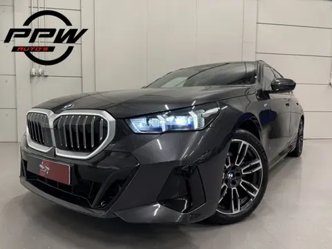 BMW 5 Serie Touring 520i M-Sport PANORAMADAK/TREKHAAK/H&K/HEAD-UP/360CAMERA/ICONIC-GRILLE/VENTILATIE