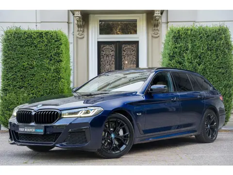 BMW 5-serie Touring 530e xDrive M-Sport PANO | LASER | HUD | KEYLESS | INDIVIDUAL TANSANITBLAU