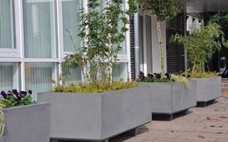 Lange, betonnen plantenbakken