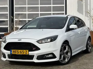 Ford Focus 2.0 EcoBoost ST-3 250pk | Airco automatisch | Bi-xenon koplampen | Dimlichten automatisch
