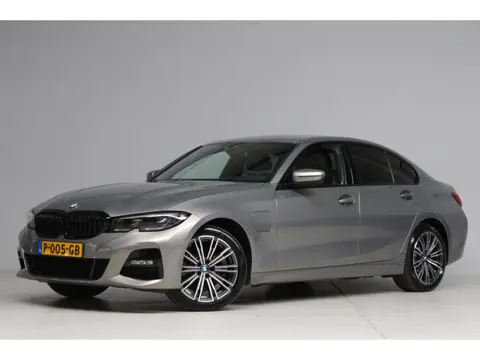 BMW 3-serie 320e M-sport | head-up | achteruitrijcamera | keyless entry | laser led | dodehoek detec