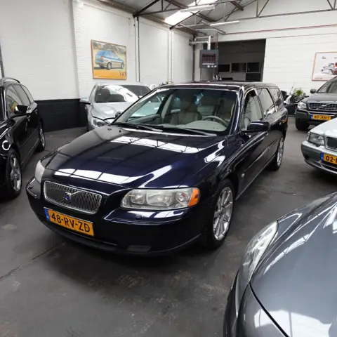 VOLVO V70 2.4 D5 MOMENTUM