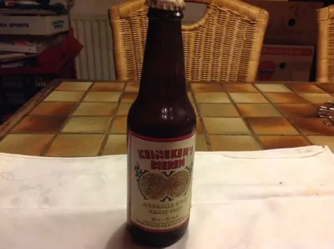 HEINEKEN oude bierfles ( leeg) met dop