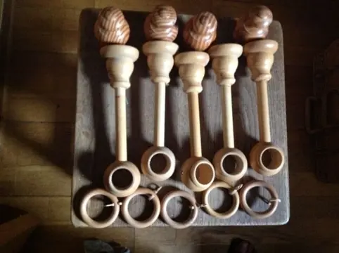 Houten gordijn ringen 58 stuks - met hanger -staander