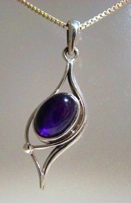 Amethist hanger van zilver, mooie vormgeving!