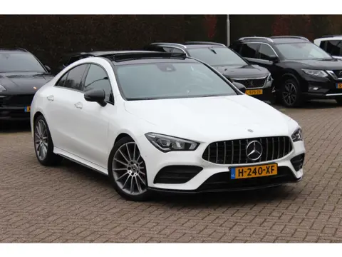 Mercedes-Benz CLA-Klasse 200 Business Solution AMG / Panoramadak / Camera / Sfeerverlichting / 18'' 