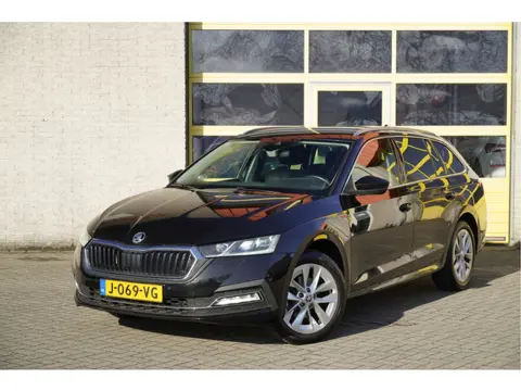 Škoda Octavia Combi 1.5 TSI 150PK! First Edition BJ2020 Lmv 17" | Led V+A | Pdc | Navi | Keyless ent
