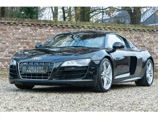 Audi R8 5.2 V10 FSI Coupé "Recently serviced" Executed in Phantom Black with sideblades in carbon fi