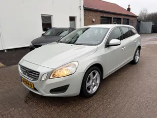 VOLVO V60 T3 Momentum