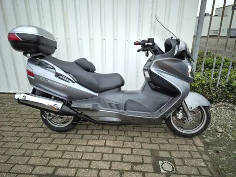 Suzuki Burgman 650 Executive uit 2007, grote motorscooter