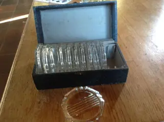 Onderzetters , oud , glas, in opbergdoos met slotje