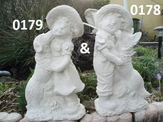 Meisje en jongen met hond samen setje voor de tuin of ingang