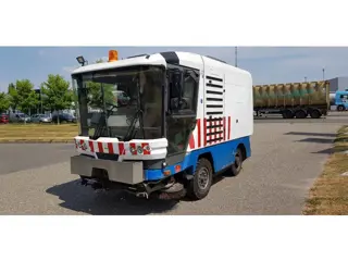 Ravo 530 euro4 veegmachine zeer mooi, btw vrij 9000 uur