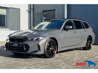 BMW 3 Serie Touring 330e 293pk M-Sport PANO H/K HUD TREKHAAK LEER 19" MY2025!