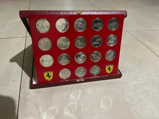 Embleem/mascotte/kenteken - 18 Monete Ferrari celebrative