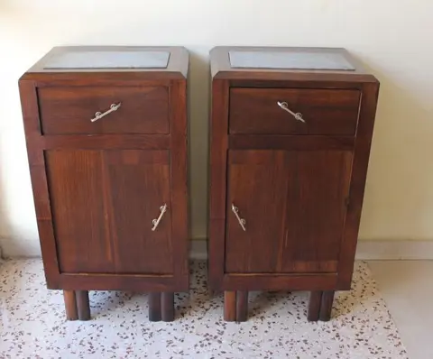 Paar Art Déco nachtkastjes gefineerd in wortelnotenhout en