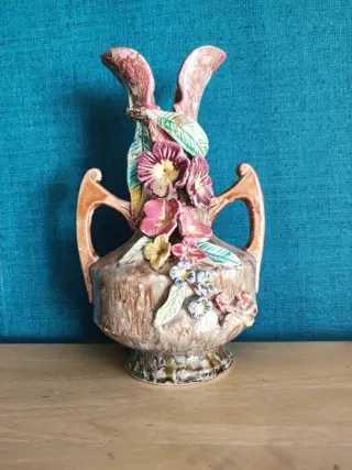 Vaas met art nouveau handvatten versierd met slipbloemen