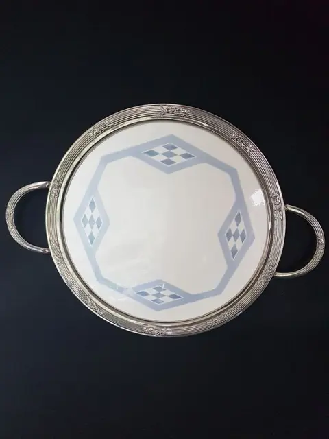 Art deco dienblad met metalen rand.