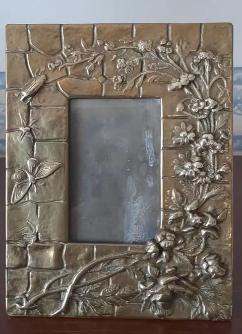 Art Nouveau lijst met decor van bloemen en insecten