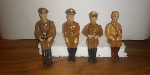 Elastolin - Figuur/beeld Wehrmacht Soldaten sitzend -