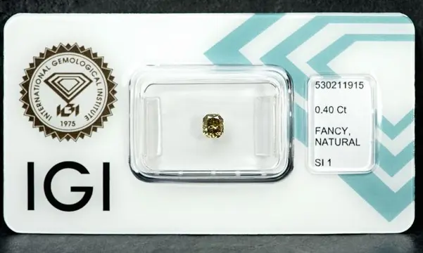 Diamant - 0.40 ct - Radiant - Natural Fancy Greenish Yellow
