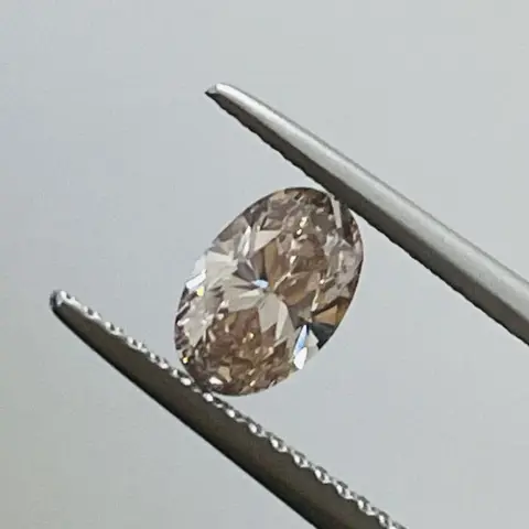 1 pcs Diamant - 0.63 ct - Ovaal - Color Enhanced - licht