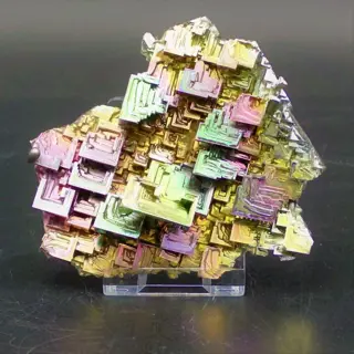 Museum Kwaliteit Bismuth Titanium Kristal Cluster inclusief