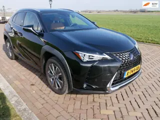 Lexus UX 300e Luxury 54 kWh PANO CAMERA CLIMA ** 15999 NETTO **