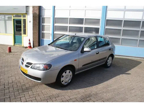 Nissan Almera 1.8 Acenta binnen slaper
