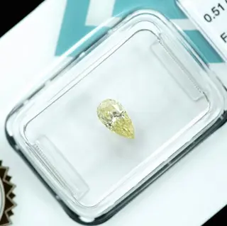Diamant - 0.51 ct - Peer - Natural Fancy Yellow - SI1