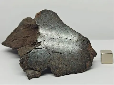 NIEUWE!!! MDEÏNÉ 001. MESOSIDERITE meteoriet. Eindstuk. XL