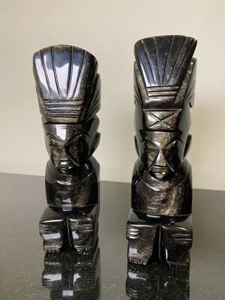 Prachtige set grote Goud Obsidiaan Maya krijger sculpturen