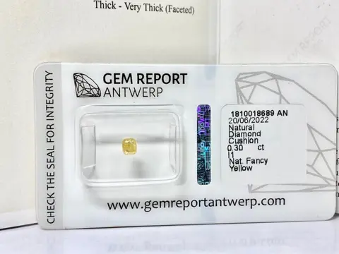 1 pcs Diamant - 0.30 ct - Cushion - fancy yellow - P1
