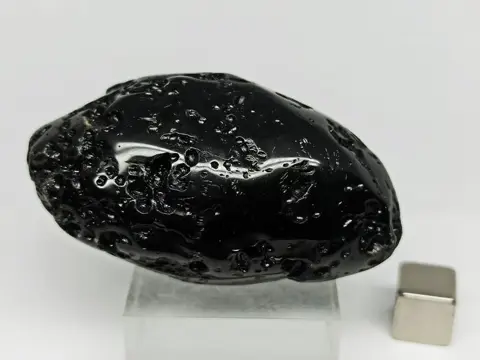 TEKTITE -inslag van METEORIET- 800.000 jaar!!! Gepolijst