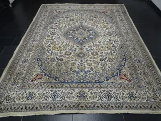 Nain mit Seide - Tapijt - 355 cm - 255 cm