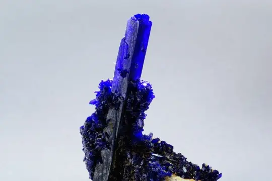Donkerblauwe AZURITE kristal combinatie - goed gevormd -