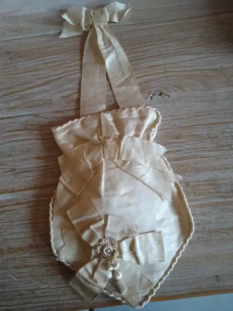 Inconnu - kapelaan en communiearmband voor pop - 1890-1899