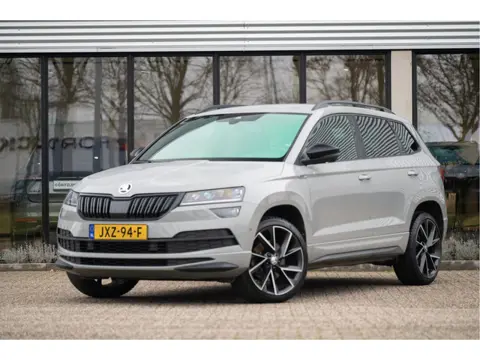 Škoda Karoq 1.5 TSI ACT Sportline Business | Trekhaak | Adapt. Cruise | Camera | 19" | Winterpakket